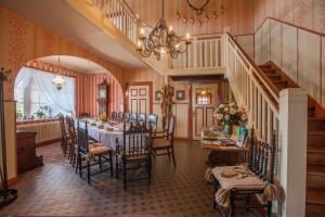 ein Esszimmer mit Tisch und Stühlen und eine Treppe in der Unterkunft Altländer Obsthof in Hollern-Twielenfleth