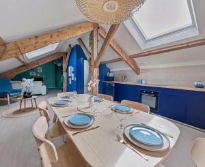 a kitchen and dining room with a table and chairs at Élégant T3 moderne et central, parking inclus in Montargis +19 photos