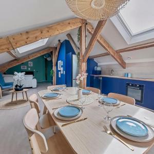 a dining room with a wooden table and chairs at Élégant T3 moderne et central, parking inclus in Montargis