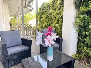 a vase of flowers sitting on a table on a patio at Villa Linde Whg 23 mit Terrasse in Göhren