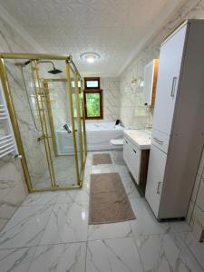 a bathroom with a shower and a toilet and a sink at Yücebaş Konağı in Fatsa