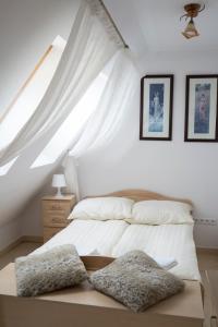 1 dormitorio con 1 cama blanca y ventana en ZAKOpanorama en Zakopane