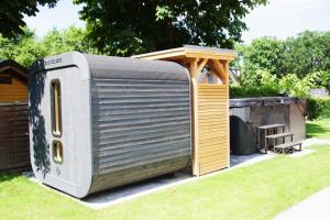 a small camping trailer with a gazebo at Fleesenseetreppe rechts in Göhren-Lebbin