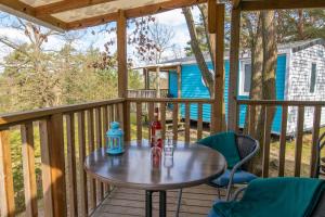 a wooden deck with a table and chairs at Mobilheime Lagune in Lychen