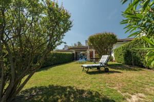 a chair sitting in the yard of a house at Margareta in Caleri
