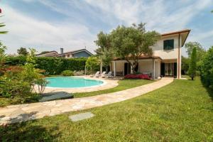a backyard with a swimming pool and a house at D Oro in Caleri
