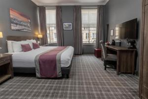 ein Hotelzimmer mit Bett und Schreibtisch in der Unterkunft Best Western Glasgow Hotel in Glasgow + 50 Fotos