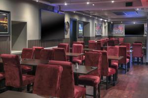 ein Konferenzraum mit Tischen, Stühlen und einer Leinwand in der Unterkunft Best Western Glasgow Hotel in Glasgow