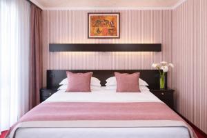 ein Schlafzimmer mit einem großen Bett mit rosa Streifen in der Unterkunft Prezident Hotel Novi Sad - Outdoor Pool & Spa in Novi Sad + 52 Fotos