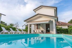 a villa with a swimming pool and a house at Aurora in Caleri