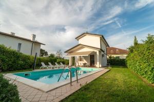 a swimming pool in the yard of a house at Aurora in Caleri