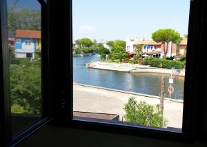 Blick auf einen Fluss aus einem Fenster in der Unterkunft Casa 712 in Caleri