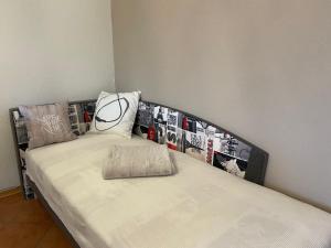 a bed in a room with at Ferienwohnung Bunte Wiese in Parchtitz