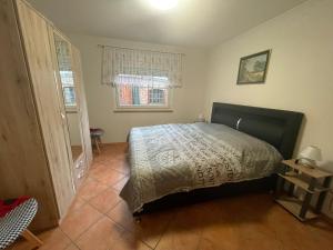 a bedroom with a bed and a window at Ferienwohnung Bunte Wiese in Parchtitz