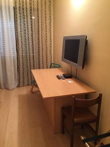 d'un bureau avec un ordinateur. dans l'établissement Nuovo Hotel Vigevano, à Vigevano