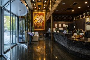 die Lobby eines Restaurants mit einer Bar in der Unterkunft Prezident Hotel Novi Sad - Outdoor Pool & Spa in Novi Sad
