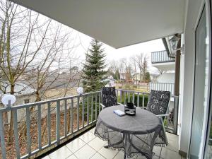a balcony with a table and chairs on a balcony at Ferienwohnung Ostseeliebe mit Balkon in Baabe
