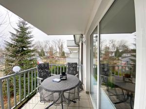a balcony with a table and chairs on it at Ferienwohnung Ostseeliebe mit Balkon in Baabe