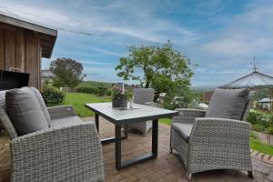 a patio with a table and chairs on a patio at MispelFachwerkOase in Tecklenburg