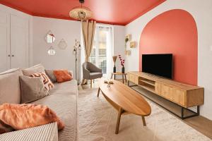 a living room with a couch and a tv at T2 lumineux, moderne, calme & central à Montargis in Montargis