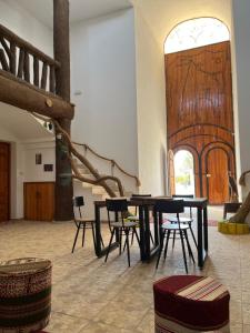 a dining room with a table and chairs at Tamezda 4 in Taguermess