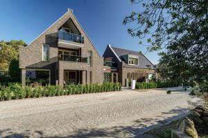 a brick house on a cobblestone street at Ferienwohnung Schietbüdel in Born