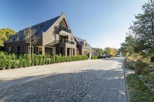 a cobblestone street in front of a house at Ferienwohnung Schietbüdel in Born
