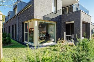 a glass extension of a house at Ferienwohnung Pinschieter in Born
