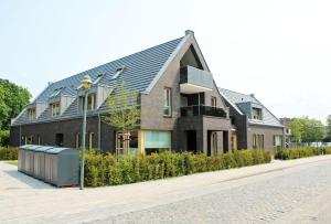 a house with a solar roof on a street at Ferienwohnung Boddenschnacker in Born