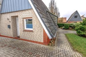 a house with a gambrel roof on the side of it at Ferienhaus Mina in Neuharlingersiel