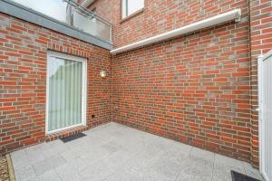 a brick wall with a door on the side of a building at Ferienwohnung Hamtor in Bensersiel