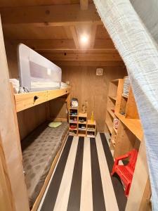 a small room with a bunk bed in a tiny house at Tiny House cosy 4 personnes in Vaux-sur-Mer