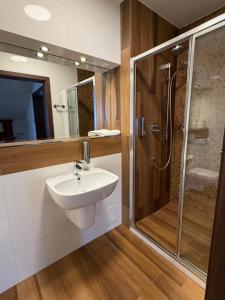 a bathroom with a sink and a shower at Hotel Neo Międzyrzecz in Międzyrzecz +11 photos
