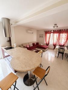 ein Wohnzimmer mit einem Tisch und einem Sofa in der Unterkunft BB QUEENS - Losone in Losone