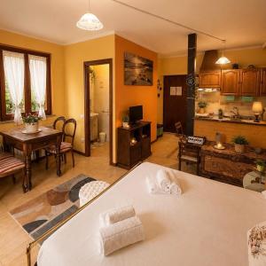 a living room with a table and a kitchen at Nido vista Lago Maggiore e isole borromee in Cissano