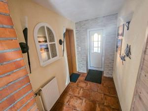 ein Flur mit einer Tür und einem Fliesenboden in der Unterkunft Pension Kai in Ribnitz-Damgarten + 20 Fotos