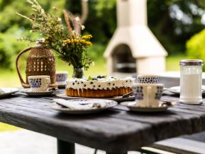 a table with a cake and cups on it at Ferienwohnung im Spöckerhus in Tribohm