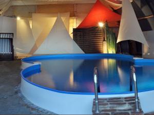 a large hot tub in a room with aitating at Ferienwohnung Galerie 1 in Hakendorferwurp +13 photos