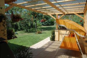 a wooden pergola in a backyard with a yard at Ferienhaus Bützow in Güstrow