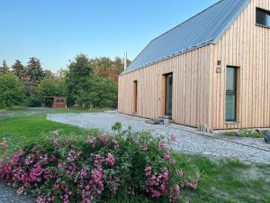 a building with a bunch of flowers in front of it at Gribertshaus in Klein Uhyst