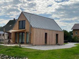a wooden house with a gambrel roof at Gribertshaus in Klein Uhyst