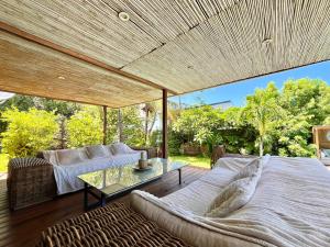 a living room with a couch and a glass table at Case Christal in Saint-Louis