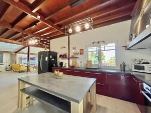 a large kitchen with a table in the middle at Case Christal in Saint-Louis