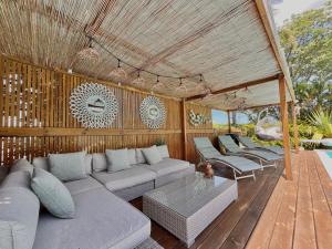 a living room with a couch and a table at Case Christal in Saint-Louis