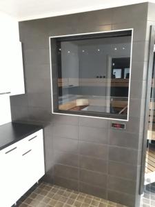 a kitchen with a mirror on the wall at Himos Pitkäjärvi in Jämsä