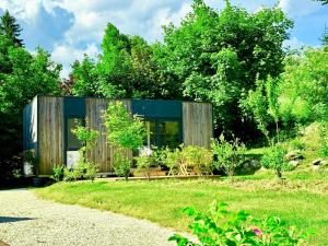 a glass house in a garden with trees at Greilitz 23 in Gailitz