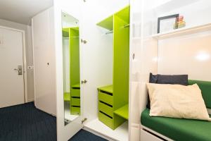 a dressing room with green and white at Stephen's Quarter - Aparto in Dublin