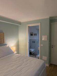a bedroom with a bed and a bathroom with a toilet at Superiore 33 room apartment in Pignone