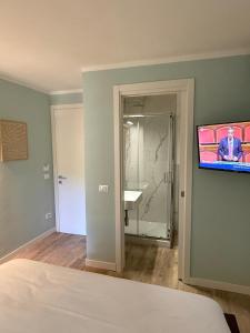 a bedroom with a bed and a tv on a wall at Superiore 33 room apartment in Pignone