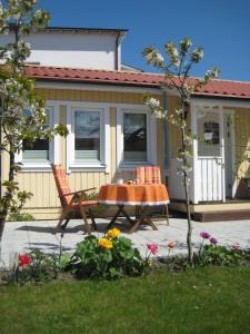 a table and chairs in front of a house at "Villa" Rotkäppchen in Binz